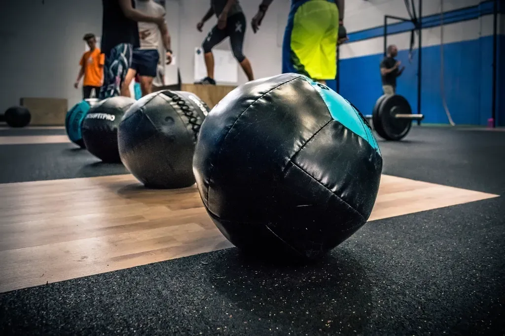 Balones medicinales en el gimnasio